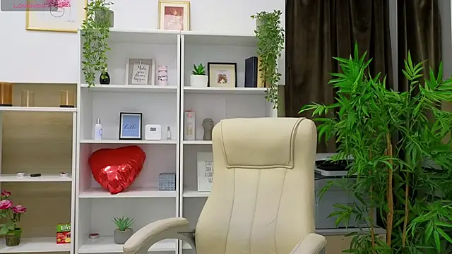 Snapshot of SelineSole chatting on 01/14/25, 04:50 SelineSole online show from 01/14/25, 04:50