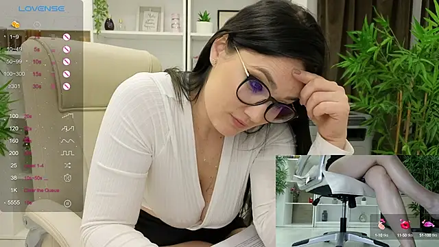 Snapshot of SelineSole chatting on 02/04/25, 08:17 SelineSole online show from 02/04/25, 08:17