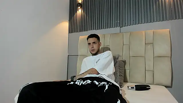 Snapshot of ricardo333 chatting on 04/15/26, 02:24 ricardo333 online show from 04/15/26, 02:24