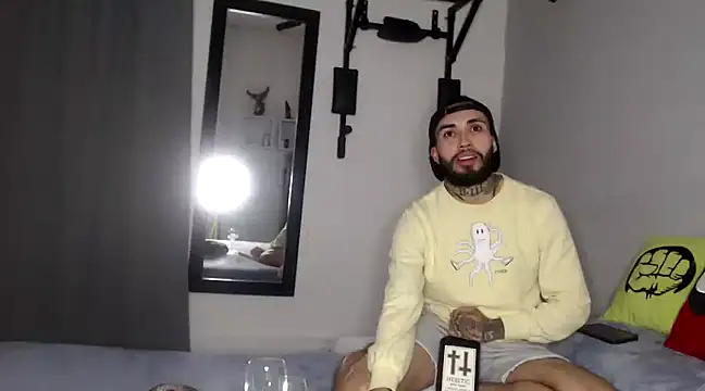 Snapshot of transgenderboy chatting on 03/23/25, 04:05 transgenderboy online show from 03/23/25, 04:05