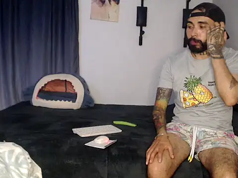 Snapshot of transgenderboy chatting on 11/23/25, 01:27 transgenderboy online show from 11/23/25, 01:27