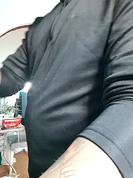 Snapshot of crisconst chatting on 10/25/25, 03:40 crisconst online show from 10/25/25, 03:40