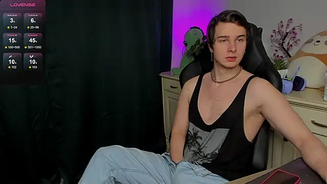 Snapshot of Vincent_Strong chatting on 10/25/25, 08:33 Vincent Strong online show from 10/25/25, 08:33