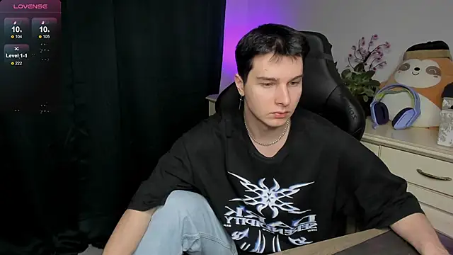 Snapshot of Vincent_Strong chatting on 12/15/25, 08:18 Vincent Strong online show from 12/15/25, 08:18