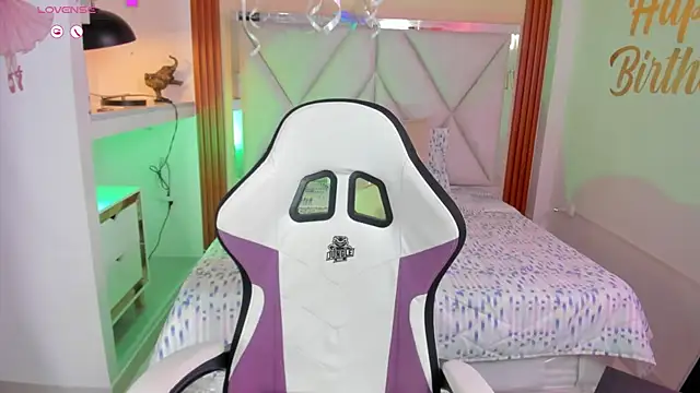 Snapshot of Happy_tits chatting on 03/19/25, 11:28 Happy tits online show from 03/19/25, 11:28