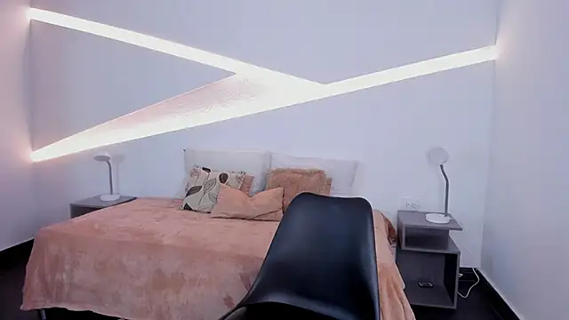 Snapshot of hot_little_bunny chatting on 12/19/24, 12:13 hot little bunny online show from 12/19/24, 12:13