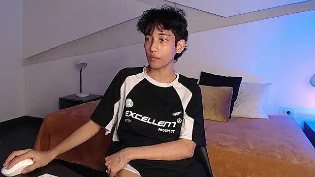 Snapshot of hot_little_bunny chatting on 02/18/25, 11:30 hot little bunny online show from 02/18/25, 11:30