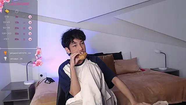 Snapshot of hot_little_bunny chatting on 03/08/25, 12:33 hot little bunny online show from 03/08/25, 12:33