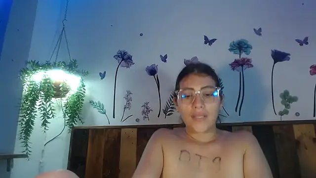 Snapshot of DaMikaela_ chatting on 03/07/25, 10:43 DaMikaela online show from 03/07/25, 10:43