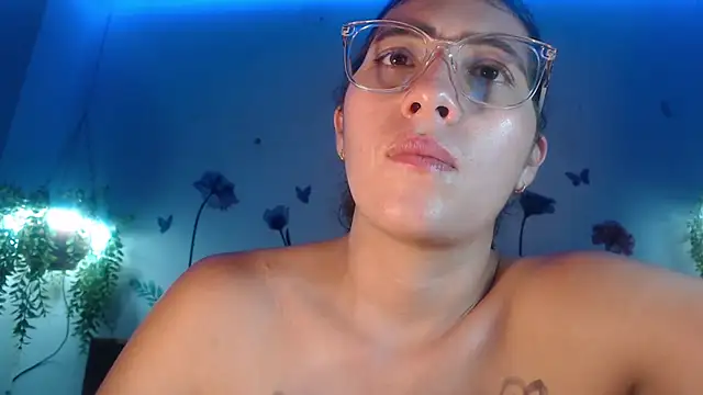 Snapshot of DaMikaela_ chatting on 03/11/25, 10:42 DaMikaela online show from 03/11/25, 10:42