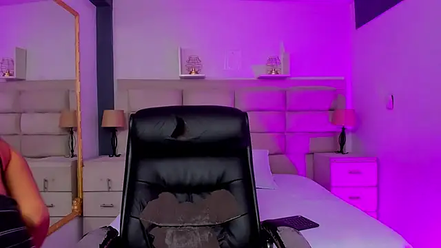 Snapshot of CinthiaCollins chatting on 11/15/25, 08:38 CinthiaCollins online show from 11/15/25, 08:38