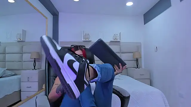 Snapshot of CinthiaCollins chatting on 11/18/25, 08:24 CinthiaCollins online show from 11/18/25, 08:24