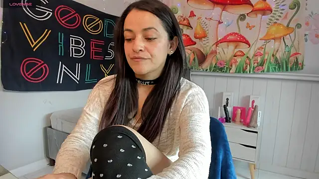 LovelyAzucena online show from 11/18/25, 03:05