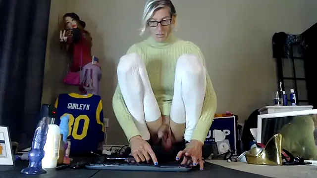 Snapshot of Taylorsexbot chatting on 12/13/24, 01:37 Taylorsexbot online show from 12/13/24, 01:37