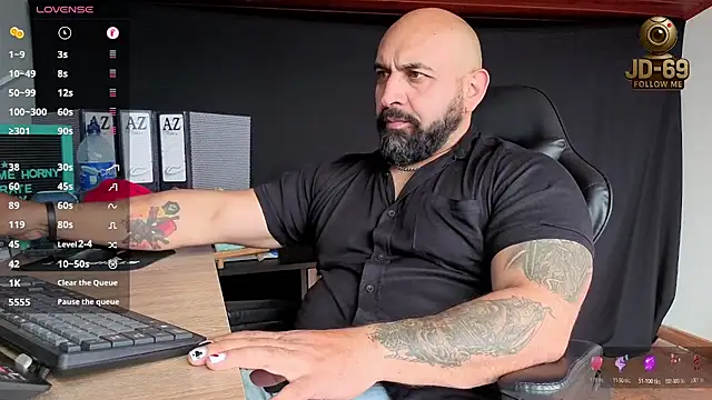 Snapshot of JD-69 chatting on 11/13/25, 07:02 JD-69 online show from 11/13/25, 07:02