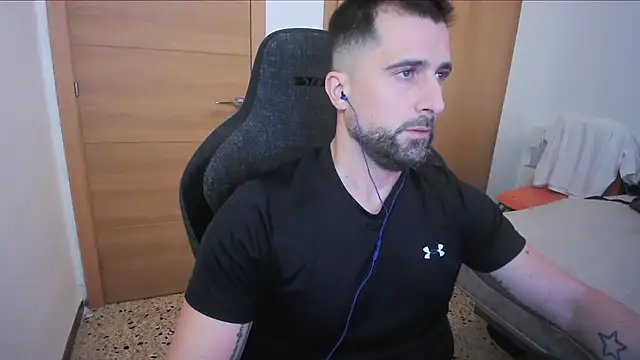 Snapshot of alex877x chatting on 10/11/25, 08:35 alex877x online show from 10/11/25, 08:35