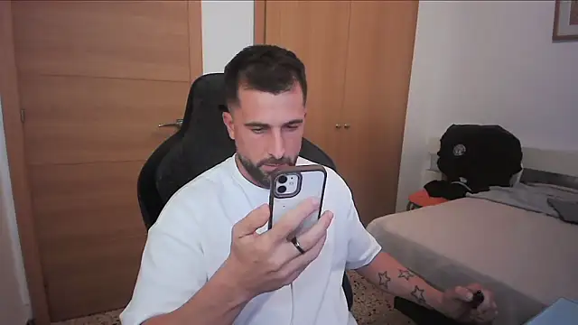 Snapshot of alex877x chatting on 10/12/25, 03:55 alex877x online show from 10/12/25, 03:55