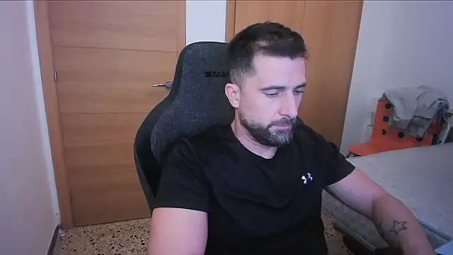 Snapshot of alex877x chatting on 10/16/25, 06:36 alex877x online show from 10/16/25, 06:36