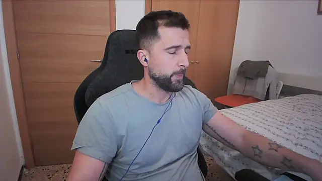 Snapshot of alex877x chatting on 10/18/25, 07:42 alex877x online show from 10/18/25, 07:42