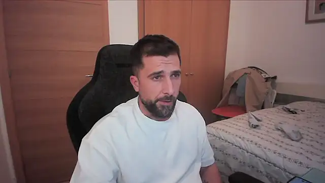 Snapshot of alex877x chatting on 10/18/25, 09:37 alex877x online show from 10/18/25, 09:37