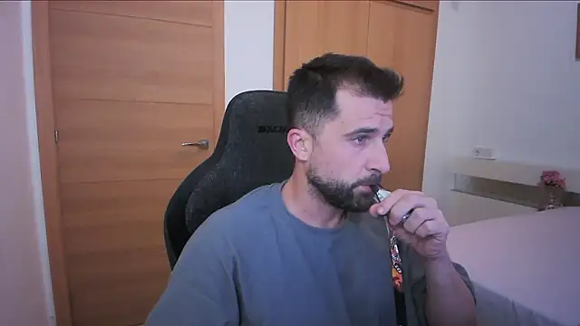 Snapshot of alex877x chatting on 10/19/25, 05:46 alex877x online show from 10/19/25, 05:46