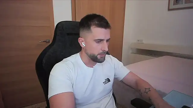 Snapshot of alex877x chatting on 10/24/25, 04:03 alex877x online show from 10/24/25, 04:03