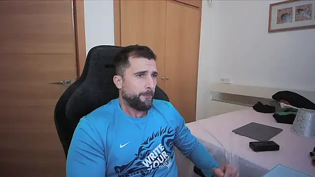 Snapshot of alex877x chatting on 11/05/25, 04:40 alex877x online show from 11/05/25, 04:40