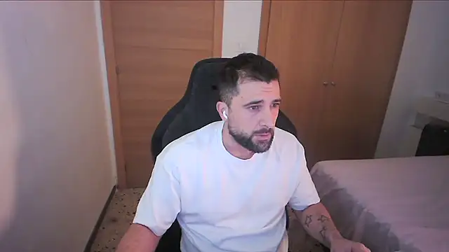 Snapshot of alex877x chatting on 12/14/25, 12:54 alex877x online show from 12/14/25, 12:54