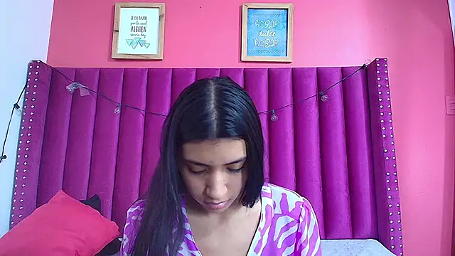 Snapshot of littlee_emilyy_ chatting on 12/12/24, 06:10 littlee emilyy  online show from 12/12/24, 06:10