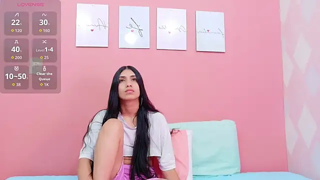 Snapshot of littlee_emilyy_ chatting on 10/04/25, 12:30 littlee emilyy  online show from 10/04/25, 12:30