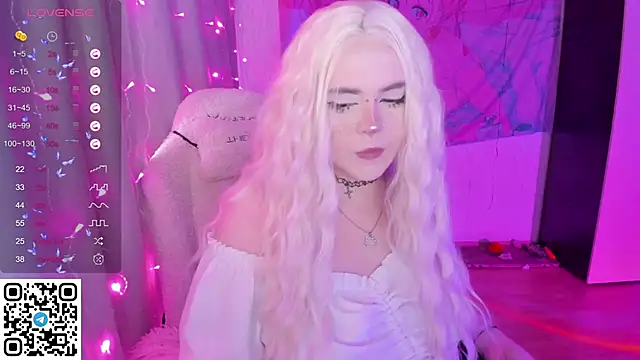 SelenaCute online show from 04/24/26, 11:01