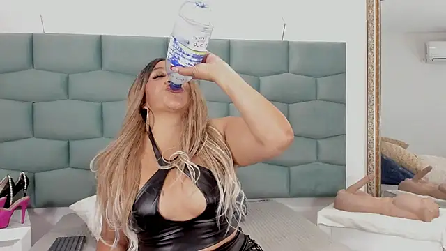 Snapshot of MiaMancini chatting on 09/25/25, 10:02 MiaMancini online show from 09/25/25, 10:02