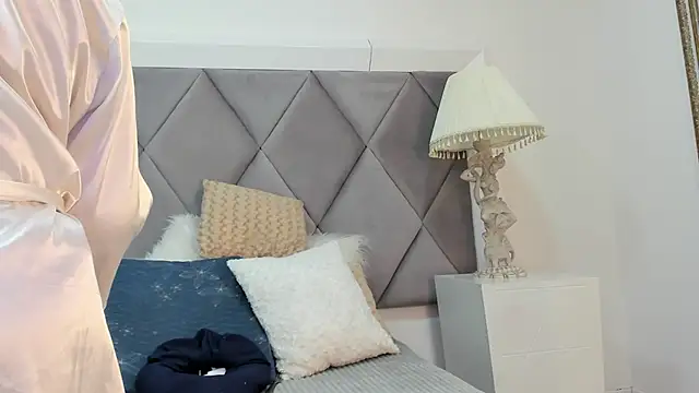 Snapshot of MiaMancini chatting on 11/20/25, 08:52 MiaMancini online show from 11/20/25, 08:52