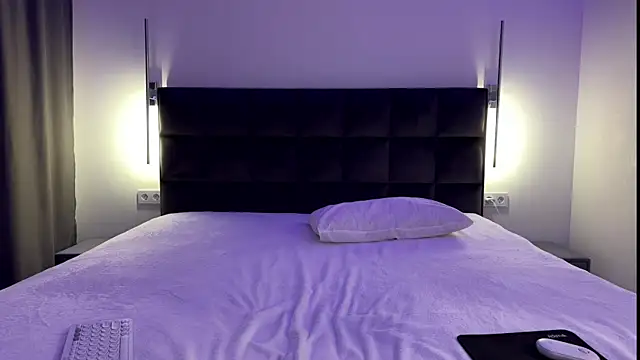 NotElis online show from 12/22/25, 06:16