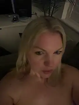 Snapshot of sedymilf chatting on 12/17/25, 01:22 sedymilf online show from 12/17/25, 01:22