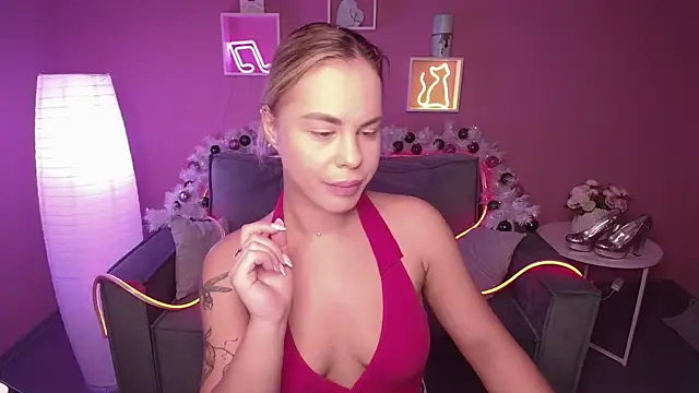 Snapshot of RikaRaily chatting on 12/20/24, 05:36 RikaRaily online show from 12/20/24, 05:36