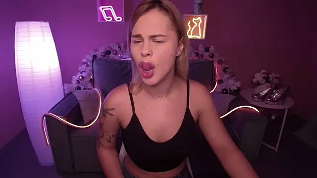 Snapshot of RikaRaily chatting on 12/21/24, 05:47 RikaRaily online show from 12/21/24, 05:47