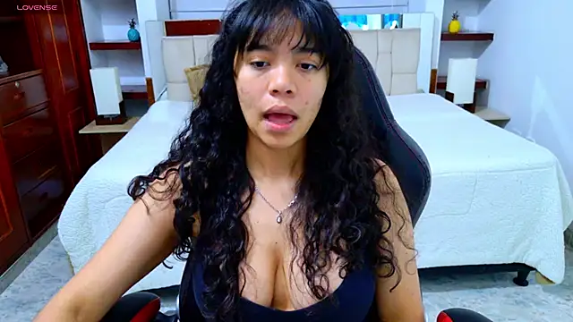 laureentt  online show from 12/19/25, 03:13