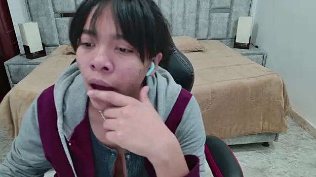 laureentt  online show from 04/11/26, 03:11