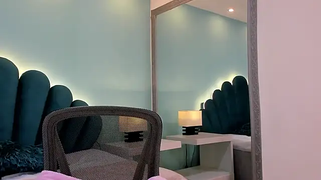 sharlott18 online show from 11/17/25, 12:55