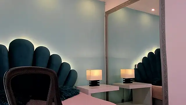 sharlott18 online show from 11/20/25, 11:43