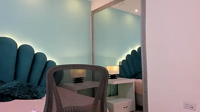 sharlott18 online show from 12/21/25, 12:56