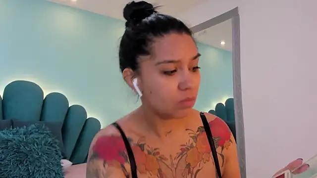 sharlott18 online show from 03/13/26, 12:45