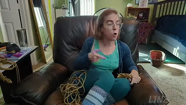 Snapshot of Linzy_19 chatting on 12/30/24, 05:02 Linzy 19 online show from 12/30/24, 05:02