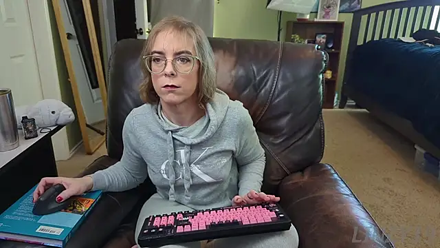 Snapshot of Linzy_19 chatting on 01/06/25, 04:55 Linzy 19 online show from 01/06/25, 04:55