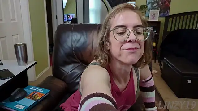 Snapshot of Linzy_19 chatting on 01/09/25, 08:22 Linzy 19 online show from 01/09/25, 08:22