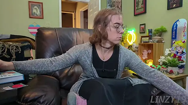 Snapshot of Linzy_19 chatting on 01/14/25, 11:37 Linzy 19 online show from 01/14/25, 11:37