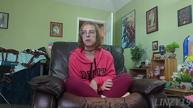 Snapshot of Linzy_19 chatting on 01/18/25, 04:31 Linzy 19 online show from 01/18/25, 04:31