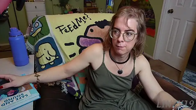 Snapshot of Linzy_19 chatting on 02/04/25, 12:19 Linzy 19 online show from 02/04/25, 12:19