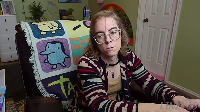 Snapshot of Linzy_19 chatting on 02/18/25, 06:37 Linzy 19 online show from 02/18/25, 06:37